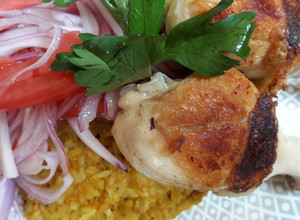 Una foto de Tacu Tacu con Piernitas de Pollo y Sarza Criolla🇵🇪