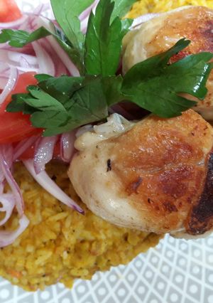 Una foto de Tacu Tacu con Piernitas de Pollo y Sarza Criolla🇵🇪