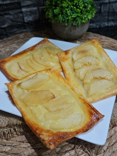 Una foto de FALSO HOJALDRE DE MANZANAS Y CREMA PASTELERA ❤️