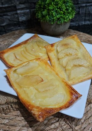 Una foto de FALSO HOJALDRE DE MANZANAS Y CREMA PASTELERA ❤️