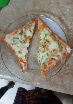 A picture of Bread  Pizza sandwich.