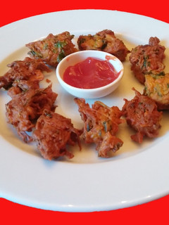 கார சாரமான கொத்தமல்லி, உருளை, வெங்காய பகோடா(onion potato pakoda recipe in tamil) செய்முறை முக்கிய புகைப்படம்