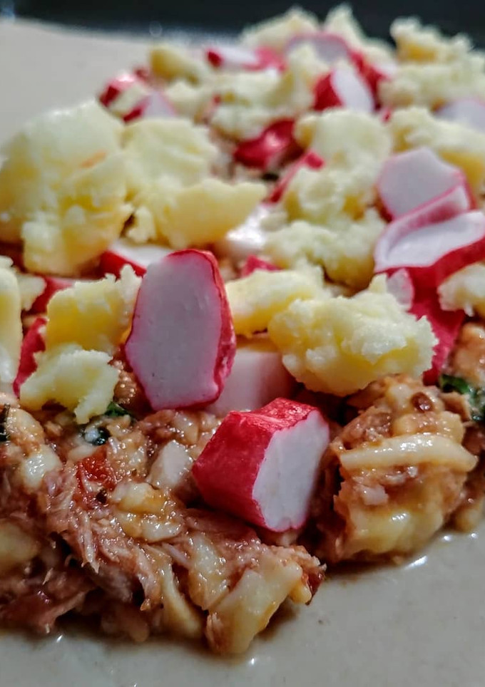 Una foto de ATÚN, Surimi y Salsa Napolitana...!🍅