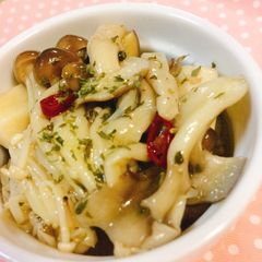 A picture of Easy marinated mushrooms.