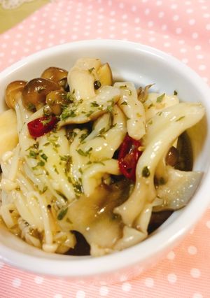 A picture of Easy marinated mushrooms.