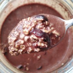 A picture of Vickys Cherry & Chocolate Overnight Oats, GF DF EF SF NF.