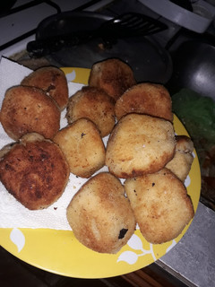 Una foto de Bombas de papa rellenas con pollo y queso!