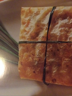 Una foto de Crujiente de verduras con brie
