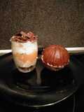Entremet mousse à la vanille, insert caramel, glaçage rocher