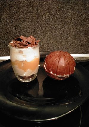 Une photo de Entremet mousse à la vanille, insert caramel, glaçage rocher