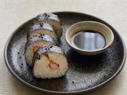 Una foto de sushi de palito de cangrejo