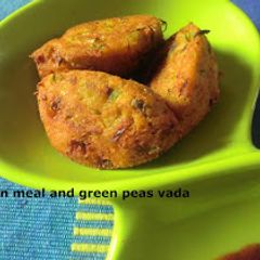 A picture of Corn meal and green peas pakoda.