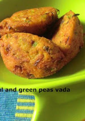 A picture of Corn meal and green peas pakoda.