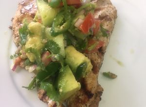 Una foto de Pollo California a la parrilla con aguacate #keto