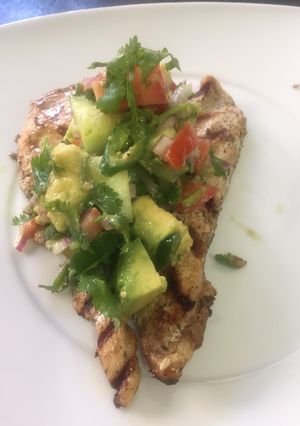 Una foto de Pollo California a la parrilla con aguacate #keto