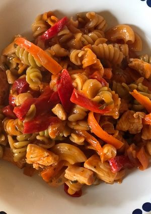Una foto de Tirabuzones con salsa de pollo 😋