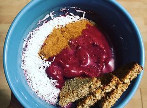 Una foto de Bowl de helado de berries vegano