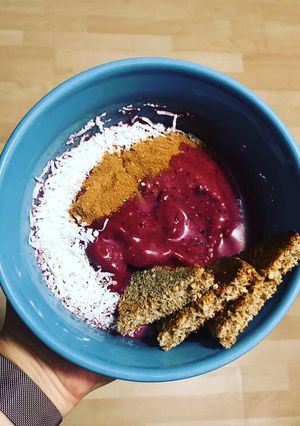 Una foto de Bowl de helado de berries vegano