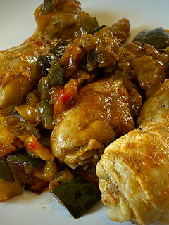 Una foto de Muslitos de pollo con pisto (congelado)