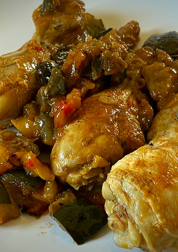 Una foto de Muslitos de pollo con pisto (congelado)