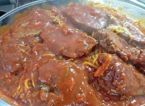 Una foto de Carne estofada rellena con tallarines