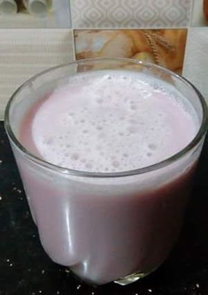 A picture of Pomegranate shake.