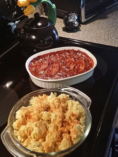 A picture of Potatoe Salad and Baked Beans.