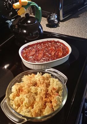 A picture of Potatoe Salad and Baked Beans.