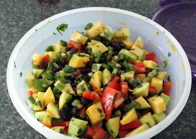 Mango black bean salad (vegan)