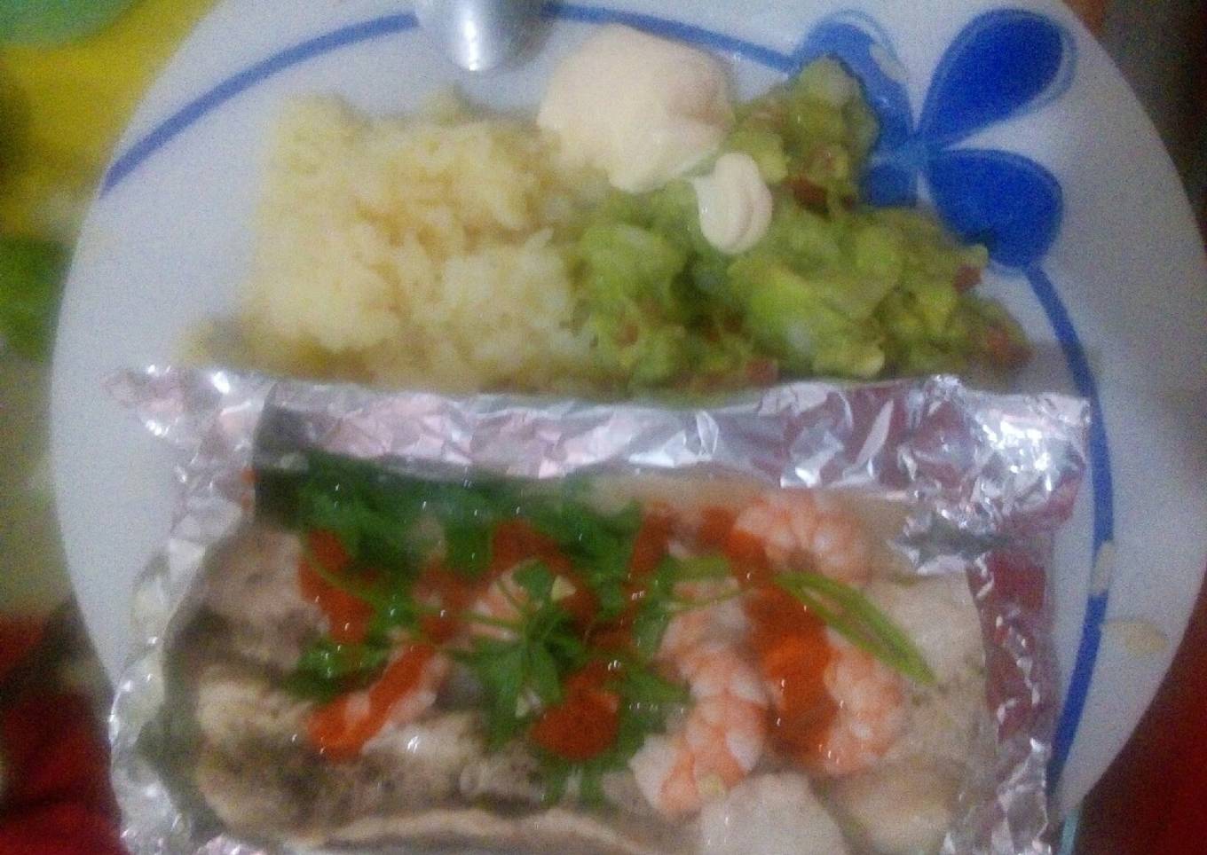 Filete de pescado y camarón al vapor