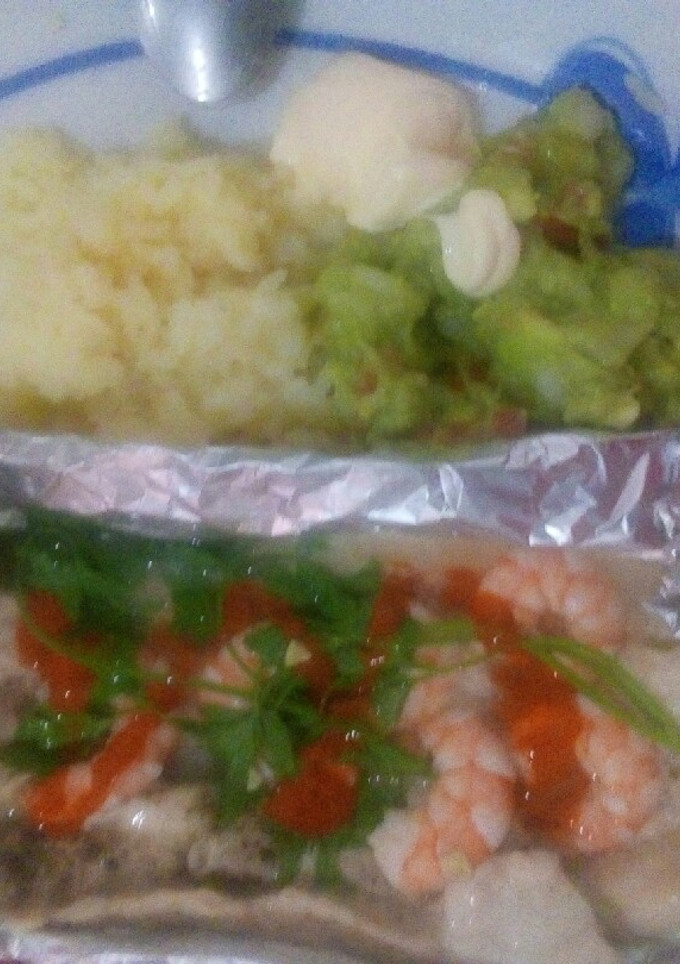 Una foto de Filete de pescado y camarón al vapor