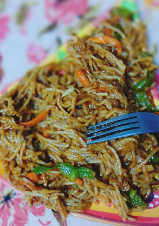 नूडल्स (noodles recipe in hindi) रेसिपी मुख्य फोटो