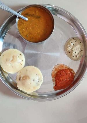 इडली साभंर(idli sambar recipe in Hindi) रेसिपी मुख्य फोटो