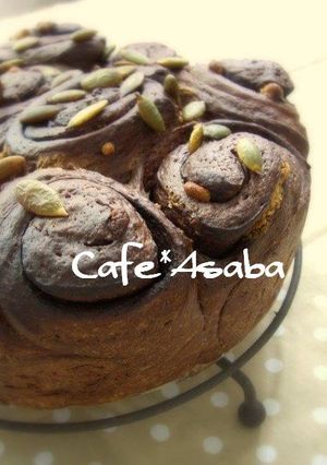 A picture of White Chocolate x Cocoa Spiral Bread.