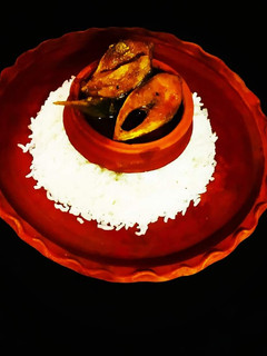 ইলিশ মাছের পাতলা ঝোল বেগুন দিয়ে (ilish macher patla jhol begun diye recipe in Bengali) রেসিপির প্রধান ছবি