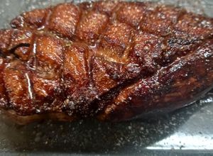 Una foto de Magret de pato con salsa de naranja y patatas fritas