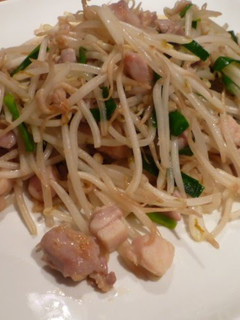 A picture of Quick and Easy Delicious Chinese-style Chicken and Bean Sprout Stir-Fry.