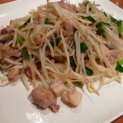 Bean Sprout Stir-Fry With Chicken and Garlic Chives Recipe