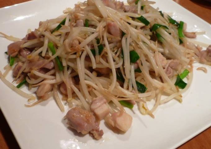 Quick and Easy Delicious Chinese-style Chicken and Bean Sprout Stir-Fry