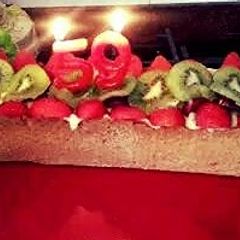 A picture of Creme brulee pie with fresh fruit..