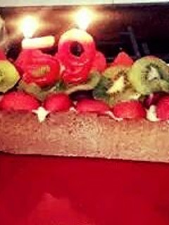 A picture of Creme brulee pie with fresh fruit..