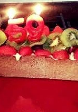 A picture of Creme brulee pie with fresh fruit..