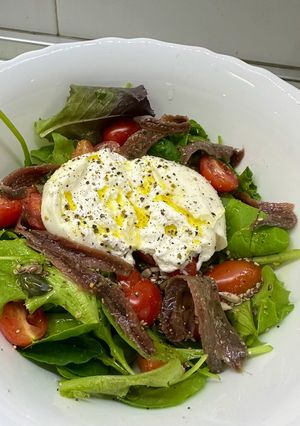 Una foto de Ensalada de burrata con anchoas