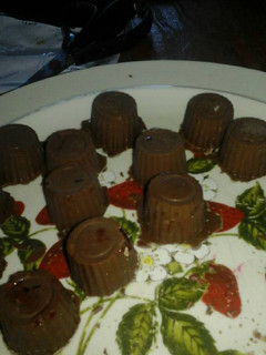 Una foto de Bombones de chocolate relleno con dulce de leche y frambuesa!!
