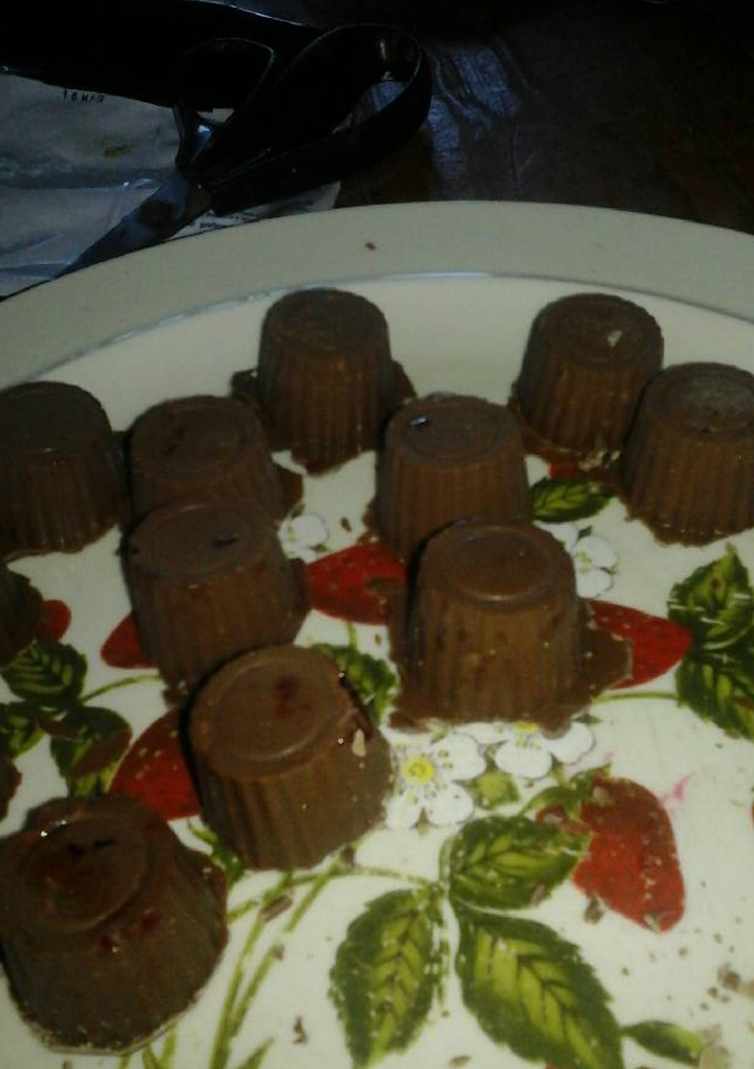 Una foto de Bombones de chocolate relleno con dulce de leche y frambuesa!!