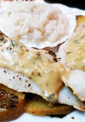 Una foto de Filete de merluza con salsa verde y dijón