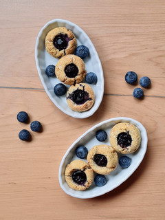 Una foto de Galletas saludables con harina de frutos secos y arándanos frescos 🫐 sin gluten, sin azúcar