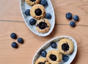 Una foto de Galletas saludables con harina de frutos secos y arándanos frescos 🫐 sin gluten, sin azúcar