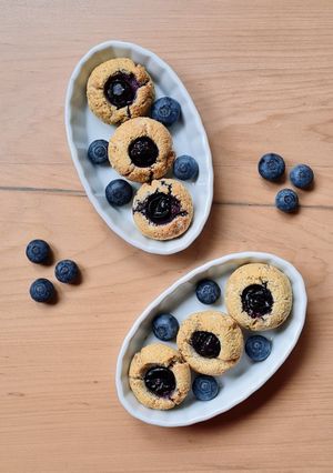 Una foto de Galletas saludables con harina de frutos secos y arándanos frescos 🫐 sin gluten, sin azúcar