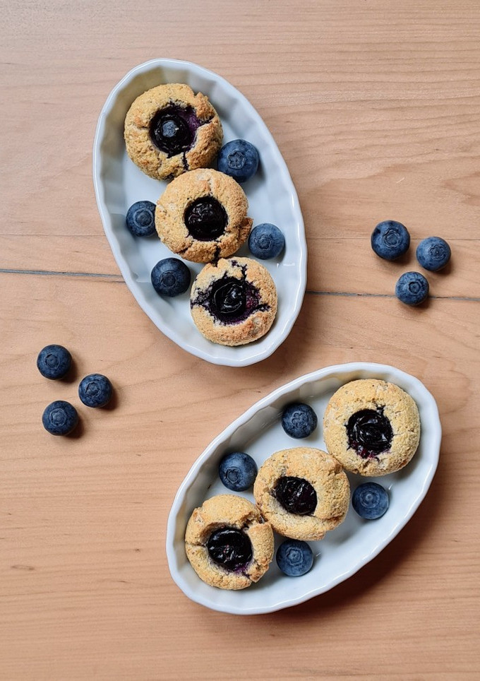 Una foto de Galletas saludables con harina de frutos secos y arándanos frescos 🫐 sin gluten, sin azúcar